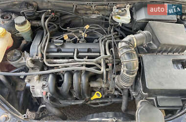 Хэтчбек Ford Focus 2004 в 