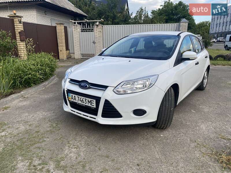 Хэтчбек Ford Focus 2012 в 
