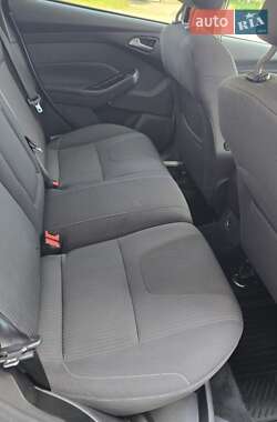 Хэтчбек Ford Focus 2011 в 