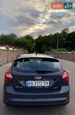 Хэтчбек Ford Focus 2012 в 