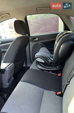 Хэтчбек Ford Focus 2011 в 