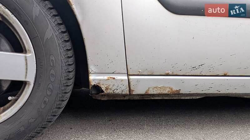 Универсал Ford Focus 2004 в Вишневом фото 3 Универсал Ford Focus 2004 в Вишневом