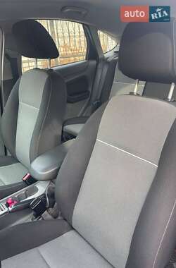 Хэтчбек Ford Focus 2011 в 