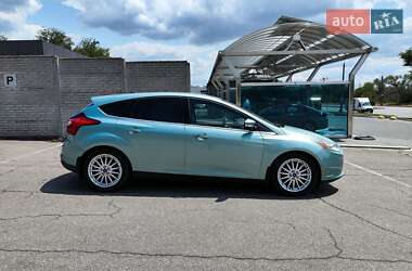 Хэтчбек Ford Focus 2012 в 