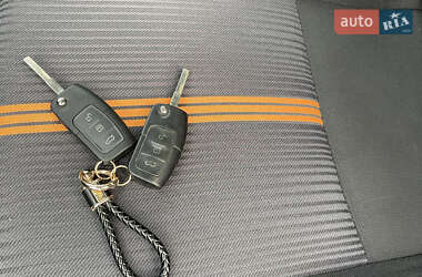 Хэтчбек Ford Focus 2010 в 