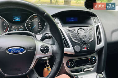Хэтчбек Ford Focus 2012 в 