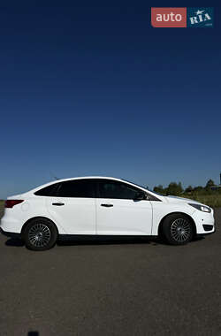 Седан Ford Focus 2015 в 