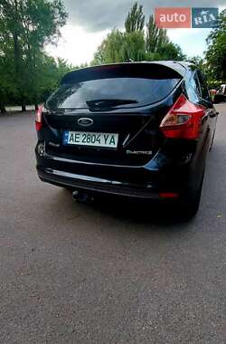 Хэтчбек Ford Focus 2012 в 