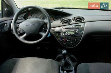 Хэтчбек Ford Focus 2000 в 