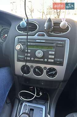 Хэтчбек Ford Focus 2005 в 