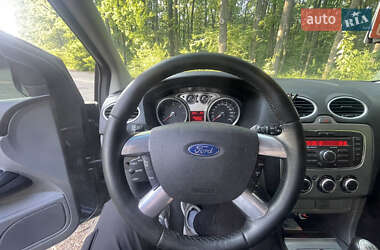 Хэтчбек Ford Focus 2010 в 
