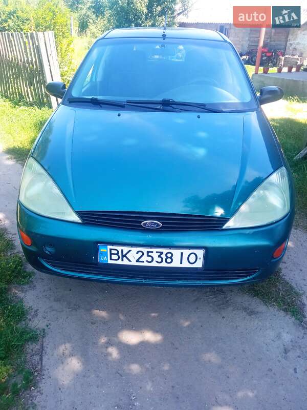 Хэтчбек Ford Focus 2000 в Жовкве