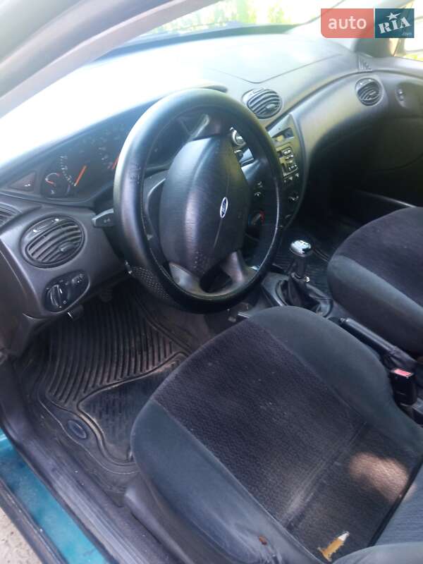 Хэтчбек Ford Focus 2000 в Жовкве