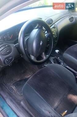 Хетчбек Ford Focus 2000 в 