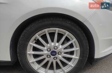 Хетчбек Ford Focus 2012 в 