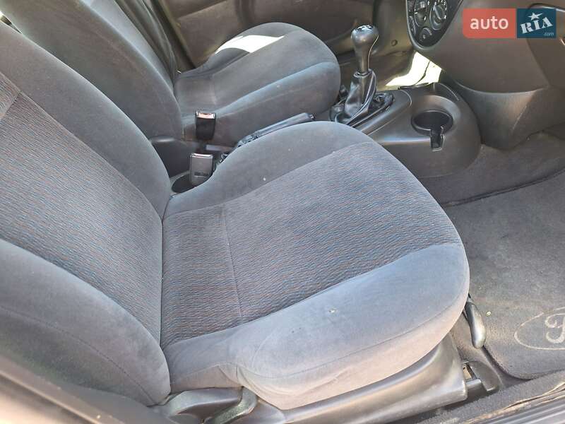 Седан Ford Focus 2002 в Черновцах