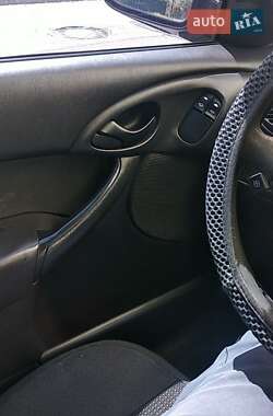 Хэтчбек Ford Focus 2000 в 