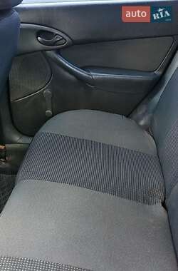 Хэтчбек Ford Focus 2000 в 