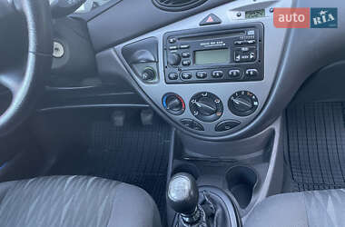 Хэтчбек Ford Focus 2003 в 
