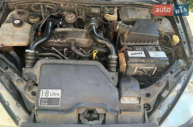 Хэтчбек Ford Focus 2002 в 