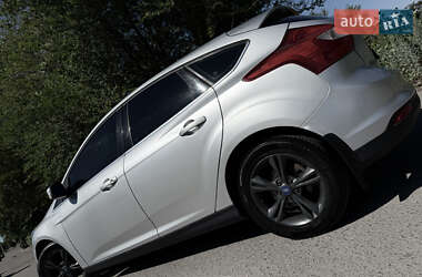 Хэтчбек Ford Focus 2012 в 