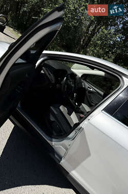 Хэтчбек Ford Focus 2012 в 