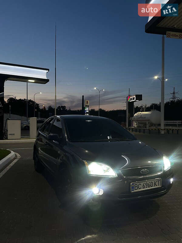 Хэтчбек Ford Focus 2005 в 