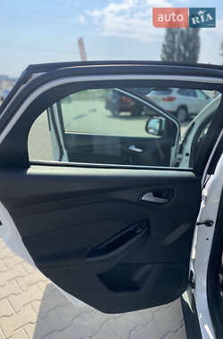 Хэтчбек Ford Focus 2012 в 