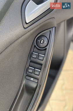 Хэтчбек Ford Focus 2012 в 