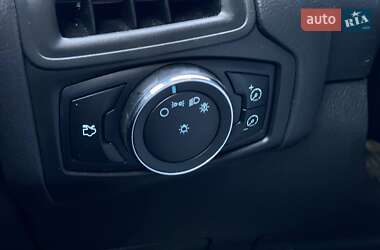 Хэтчбек Ford Focus 2012 в 