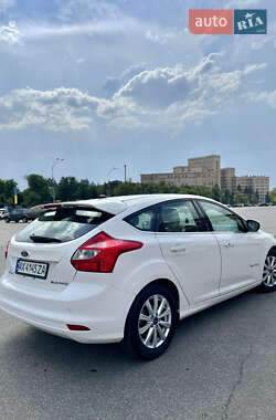 Хэтчбек Ford Focus 2012 в 