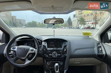 Хэтчбек Ford Focus 2012 в 