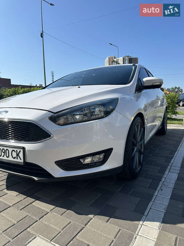Хэтчбек Ford Focus 2016 в 