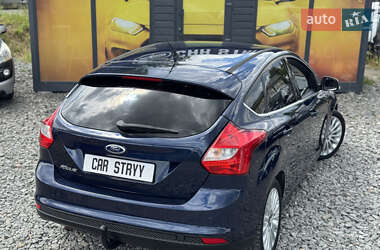 Хэтчбек Ford Focus 2011 в 