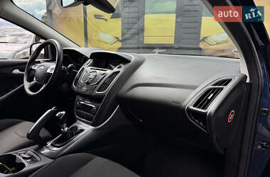Хэтчбек Ford Focus 2011 в 