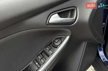 Хэтчбек Ford Focus 2011 в 