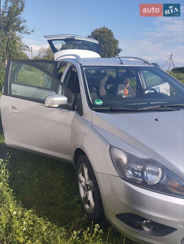 Хэтчбек Ford Focus 2010 в Добромиле