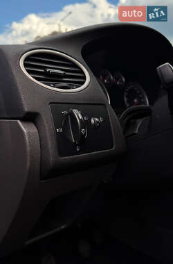 Хэтчбек Ford Focus 2005 в 