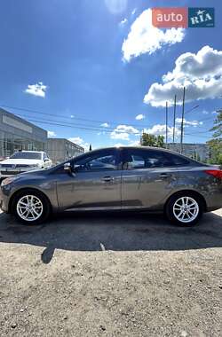 Седан Ford Focus 2015 в 