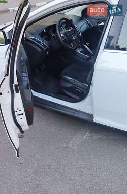 Хэтчбек Ford Focus 2011 в 