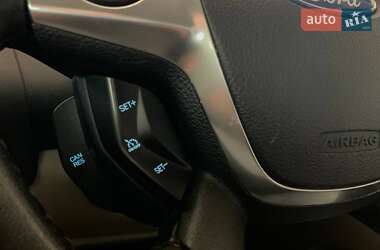 Хэтчбек Ford Focus 2012 в 