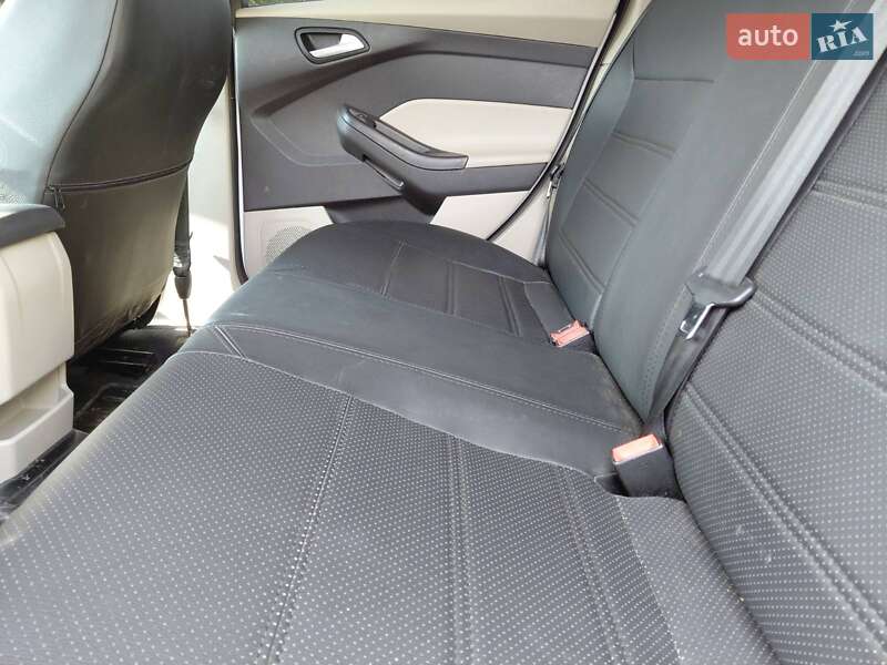 Седан Ford Focus 2015 в П'ятихатках