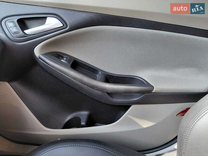 Седан Ford Focus 2015 в П'ятихатках