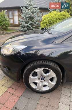 Хэтчбек Ford Focus 2011 в 