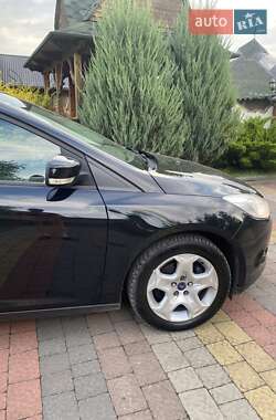 Хэтчбек Ford Focus 2011 в 