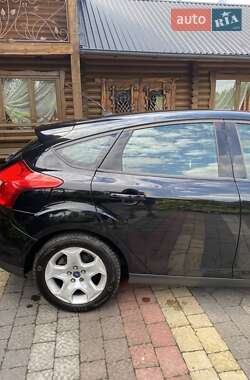 Хэтчбек Ford Focus 2011 в 