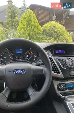 Хэтчбек Ford Focus 2011 в 