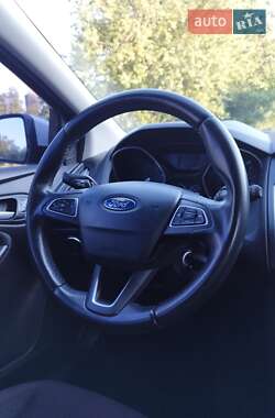 Хэтчбек Ford Focus 2015 в 