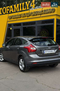Хэтчбек Ford Focus 2012 в 