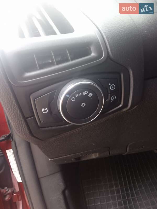 Седан Ford Focus 2013 в Ромнах